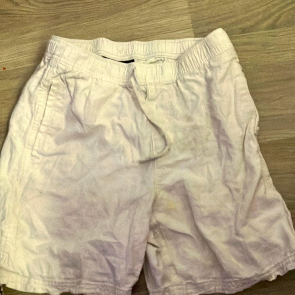 Perfect white shorts for the summer little yellow stain non noticeable